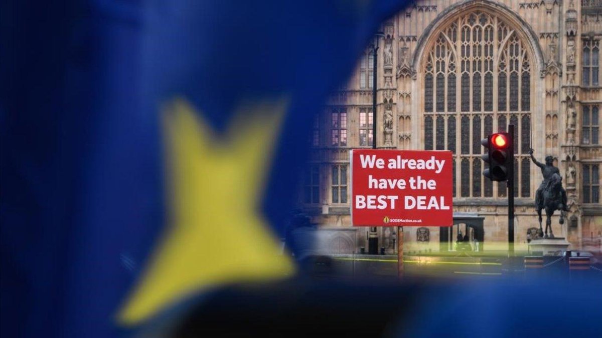 Una pancarta ante la sede parlamentaria británica sostiene que ya se ha alcanzado el mejor pacto posible sobre el brexit.