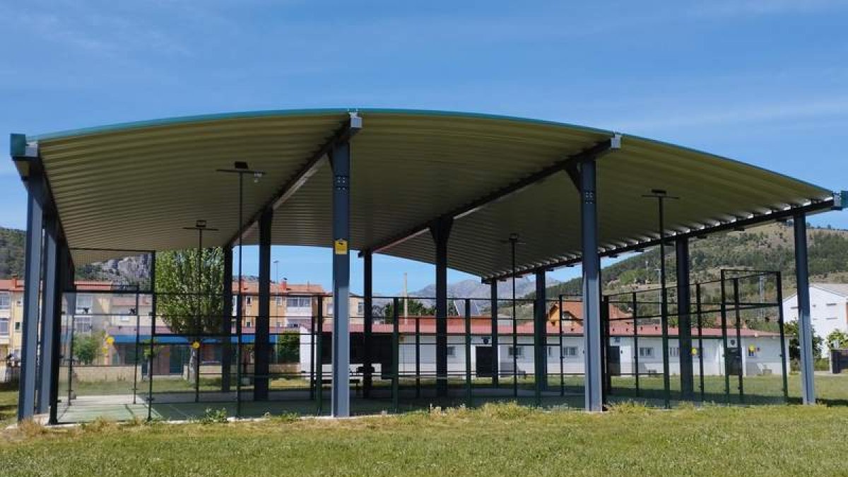 Instalación de la pista de pádel ubicada en el polideportivo municipal de Cistierna. CAMPOS