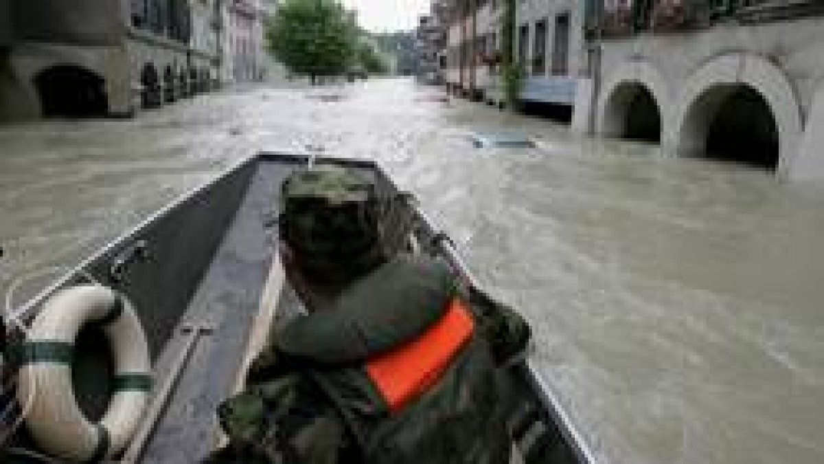 Un bote de rescate recorre las calles inundadas de un barrio de la ciudad suiza de Barne