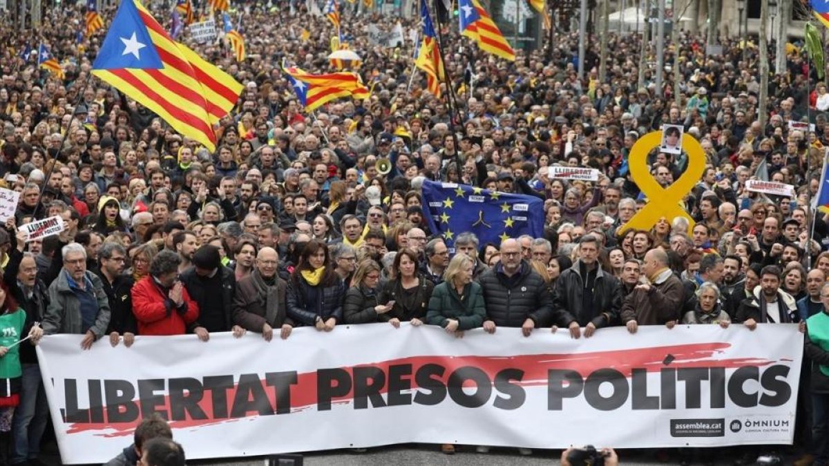 Cabecera de la manifestación de la ANC y Òmnium contra la detención de Puigdemont en Barcelona, este domingo.