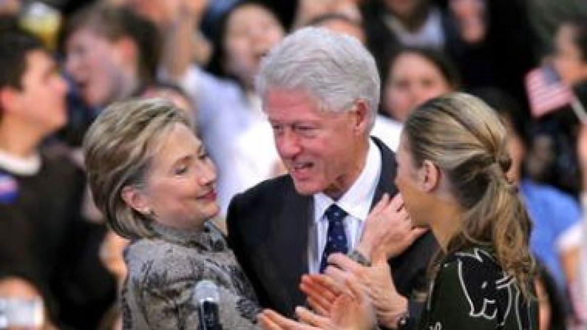 Hillary y Bill Clinton, acompañados por su hija Chelsea. Bill protagonizó el escándalo más sonado.