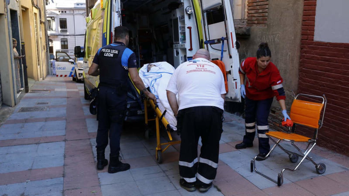 La Policía Local en un rescate a una mujer que había pasado la noche en el suelo de su casa tras sufrir una caída. MARCIANO PÉREZ