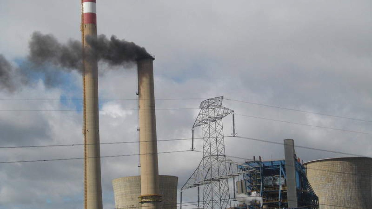 El grupo I de La central térmica de La Robla empezó a humear ayer tras dos años de parón.