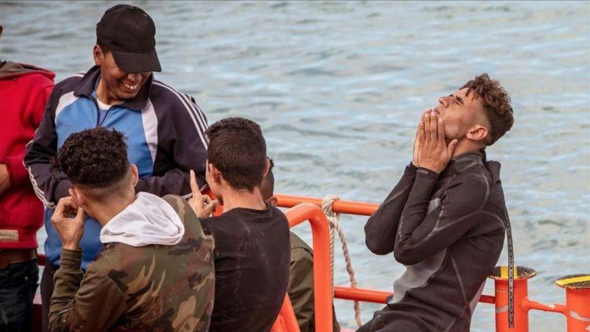 Algunos de los 52 inmigrantes que han llegado en dos pateras esta mañana a la costa gaditana de Chiclana tras haber cruzado el Estrecho de Gibraltar.