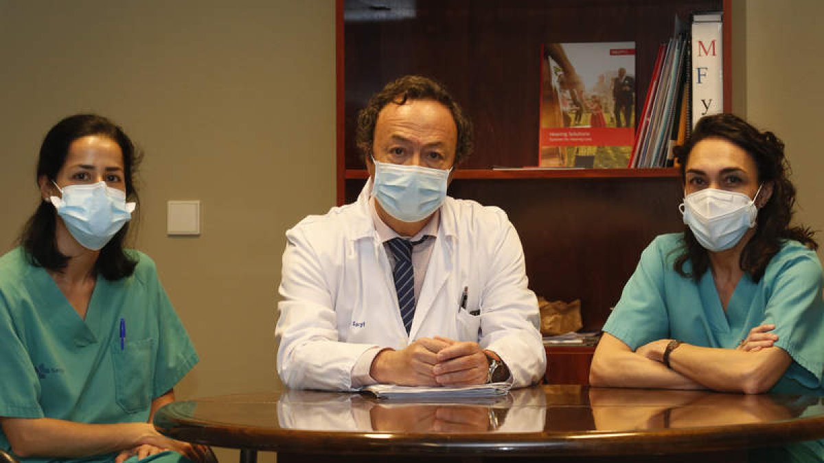 Ignacio Álvarez, jefe de Otorrinolaringología  del Caule, con la doctora Silvia Gancedo (d) y la doctora Laura Diez. FERNANDO OTERO