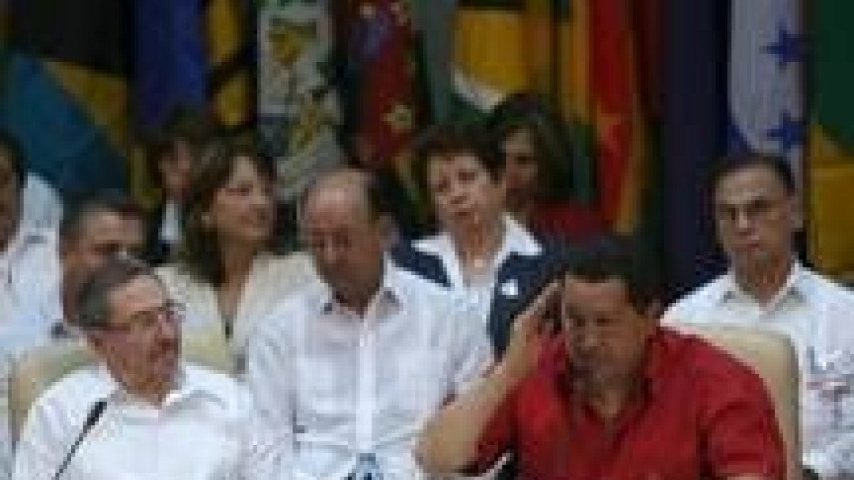 Raúl Castro y Chávez, durante la cumbre Petrocaribe que comenzó ayer