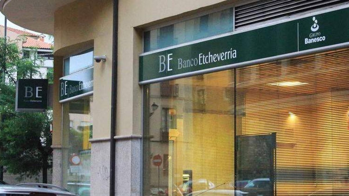 Exterior de las oficina de Banco Etcheverria en la esquina de Lope de Vega con Ramón y Cajal, en el centro de León.