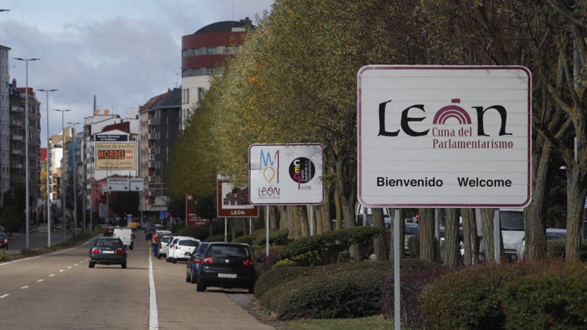 En la entrada de la avenida Europa se identifican hasta cinco carteles con diferentes marcas de la ciudad. JESÚS F. SALVADORES