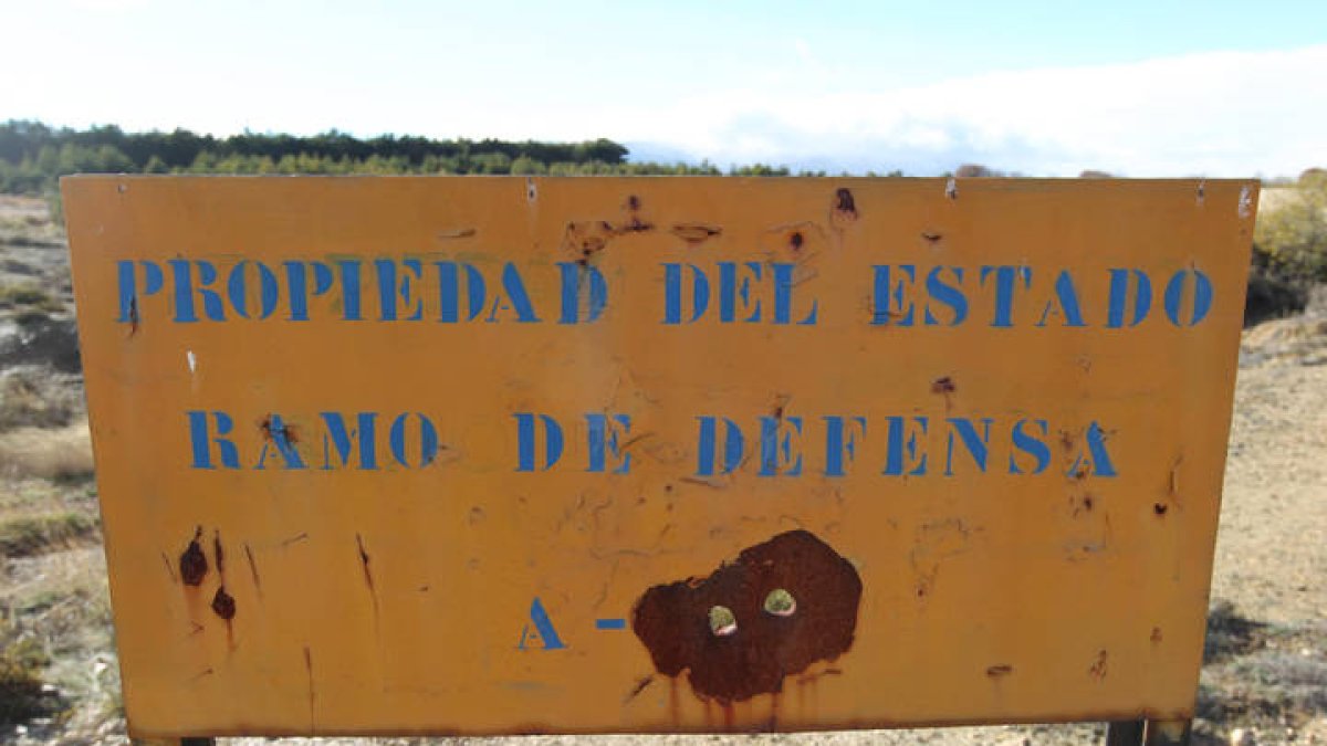 Uno de los carteles del Campo de Tiro de El Teleno, del Ejército de Tierra. SECUNDINO PÉREZ