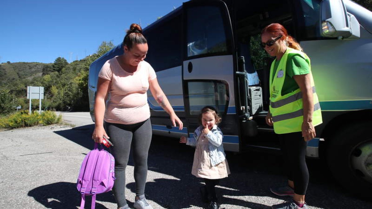 María Teresa, con su madre y la encargada del transporte, se baja el autobús en la parada de la CL-631. ANA F. BARREDO