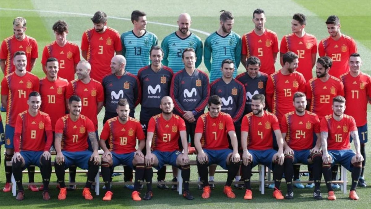 La selección española posa con la nueva equipación este miércoles antes del entrenamiento.