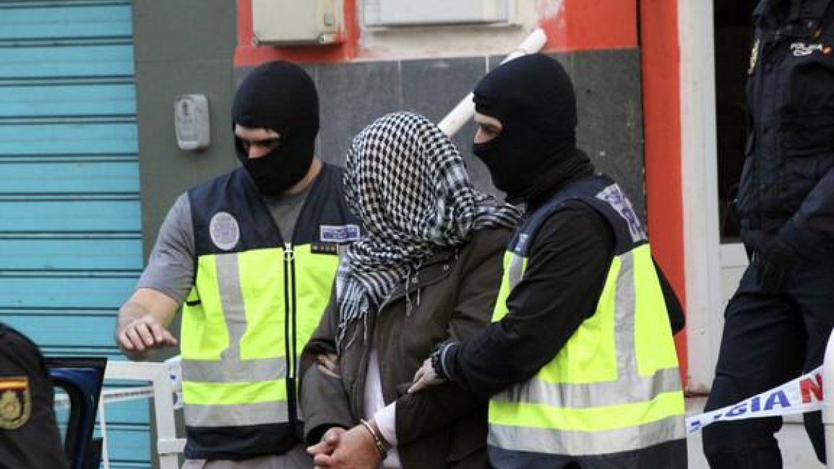 La policía traslada a uno de los detenidos en Ceuta el pasado 7 de febrero.
