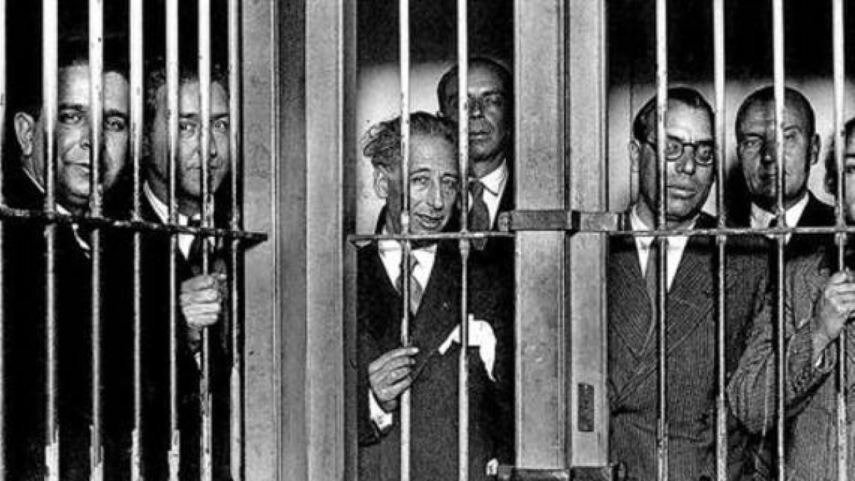 Companys (en el centro), junto a miembros de su Govern, encarcelados a finales de 1934.
