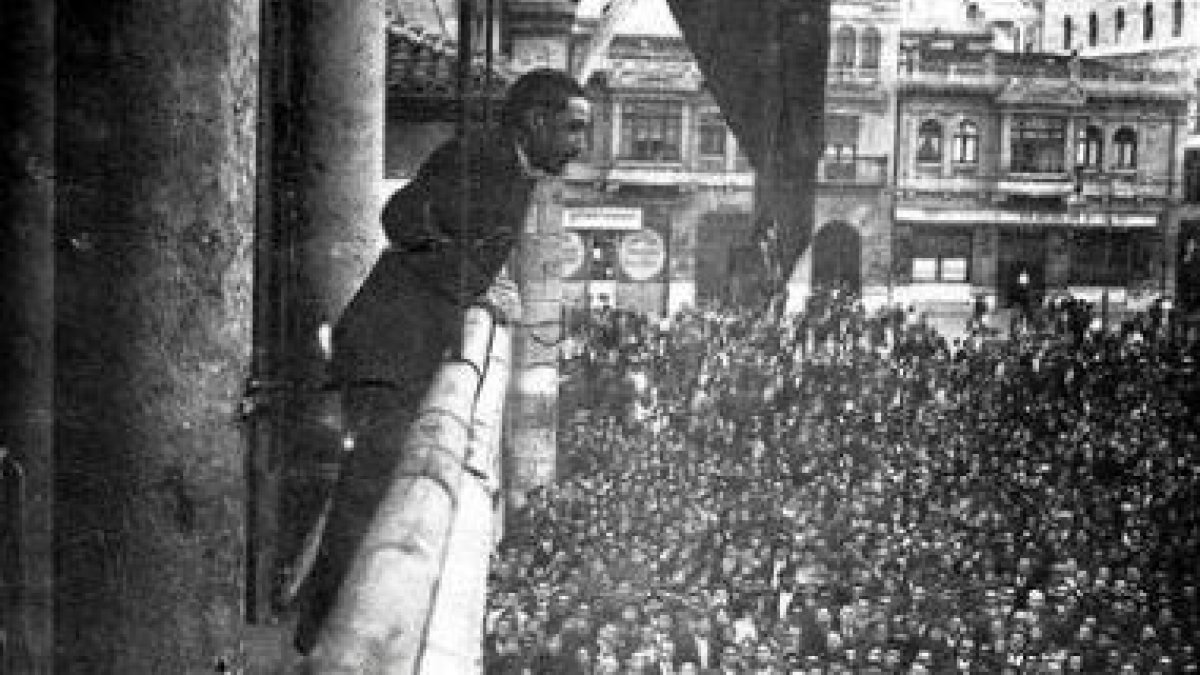 Castaño, desde el balcón del Ayuntamiento, en 1931.