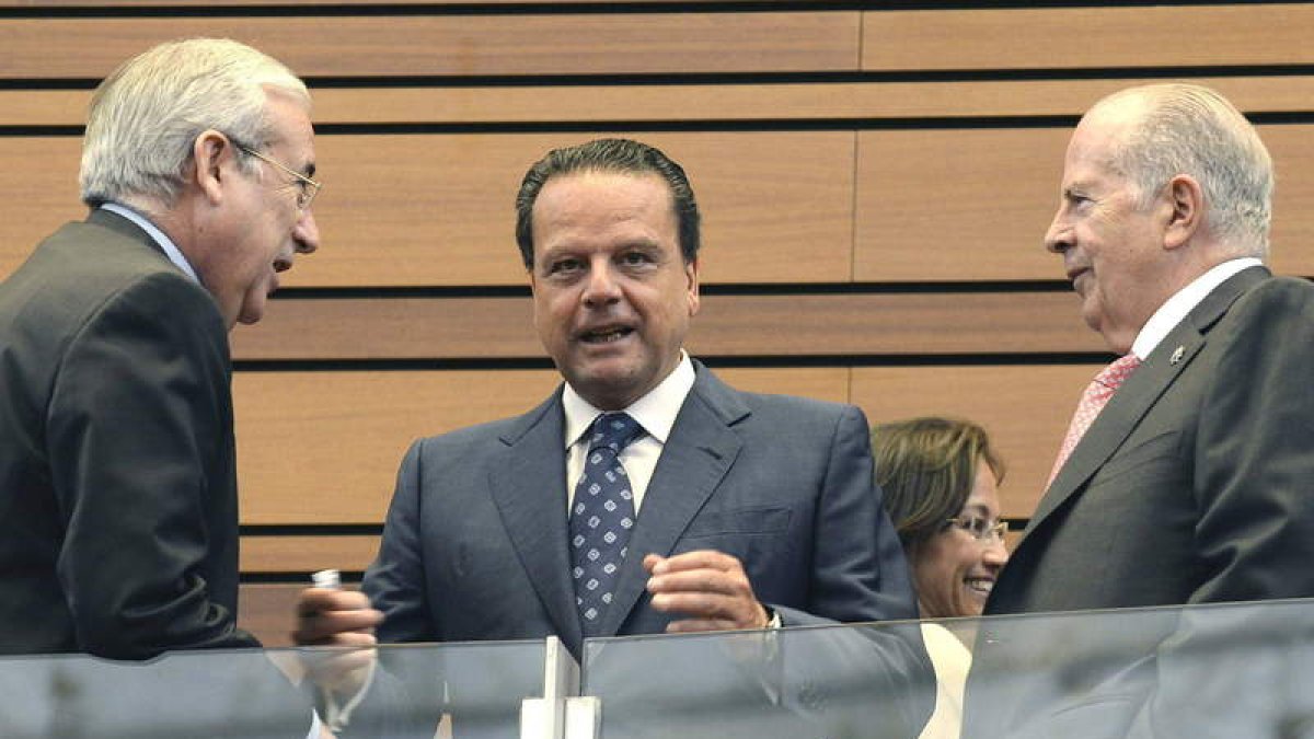 Amilivia, en el centro, junto al presidente del Tribunal de Cuentas y el procurador del Común.