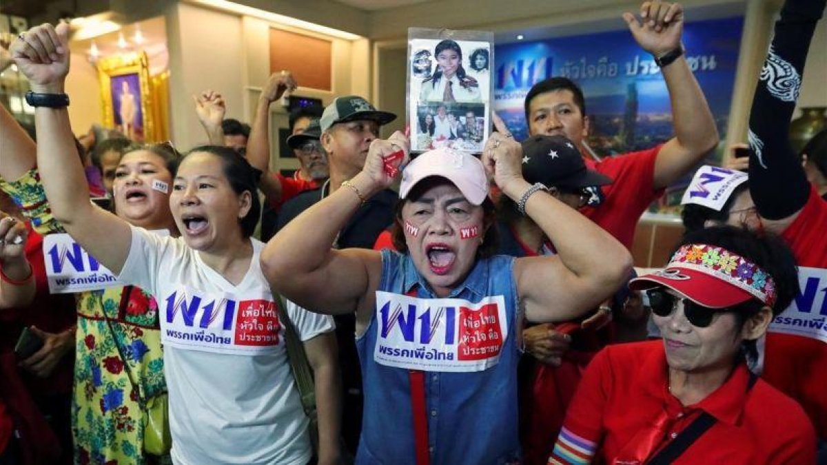 Seguidores del partido Pheu Thai, del exprimer ministro Thaksin Shinawatra, celebran los resultados no oficiales de las elecciones del 24 de marzo de 2019 en Bangkok.