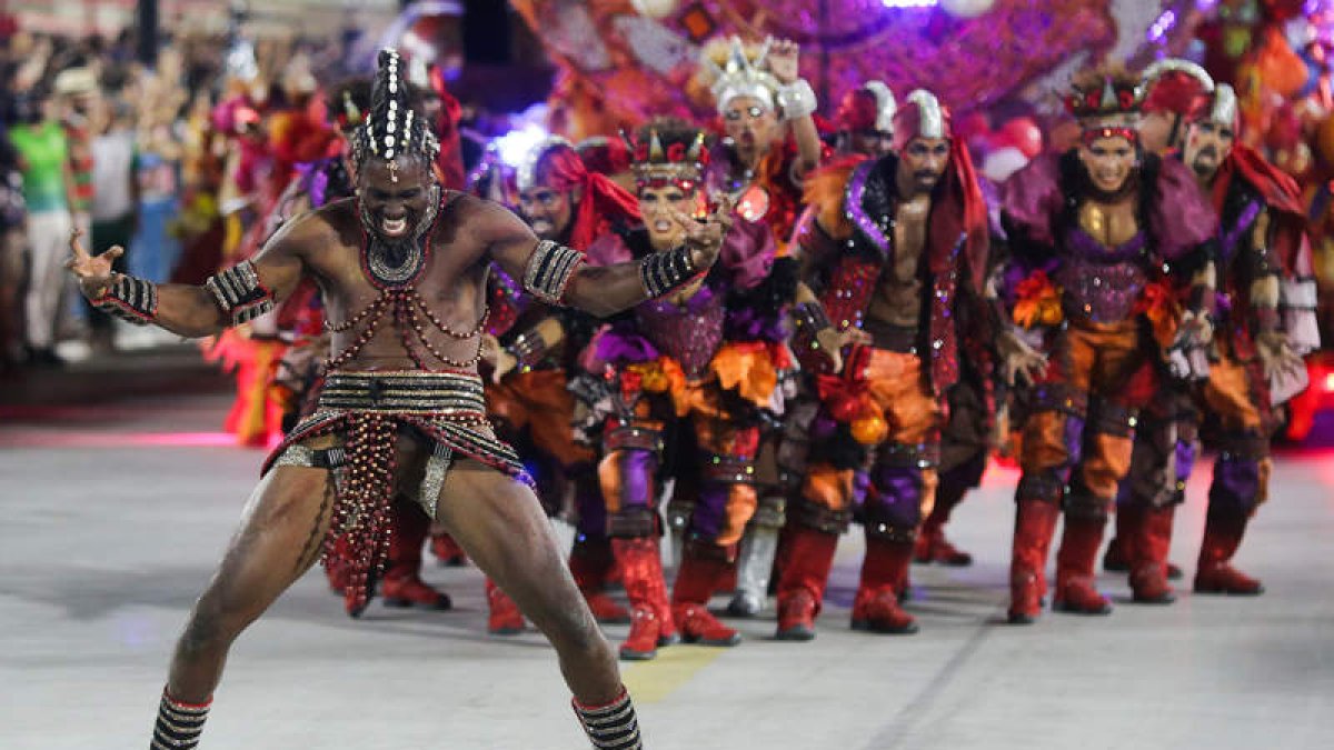 Un bailarín de la Escuela de Samba Grande Río, en el desfile final. ANDRE COELHO