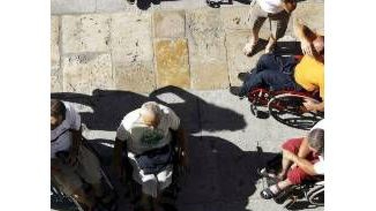 Deportistas italianos realizan el Camino de Santiago en silla de ruedas