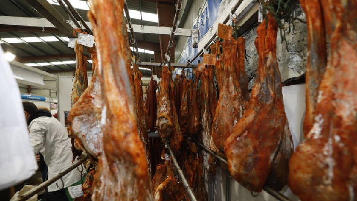 Piezas de cecina durante la celebración de la feria. MARCIANO PÉREZ