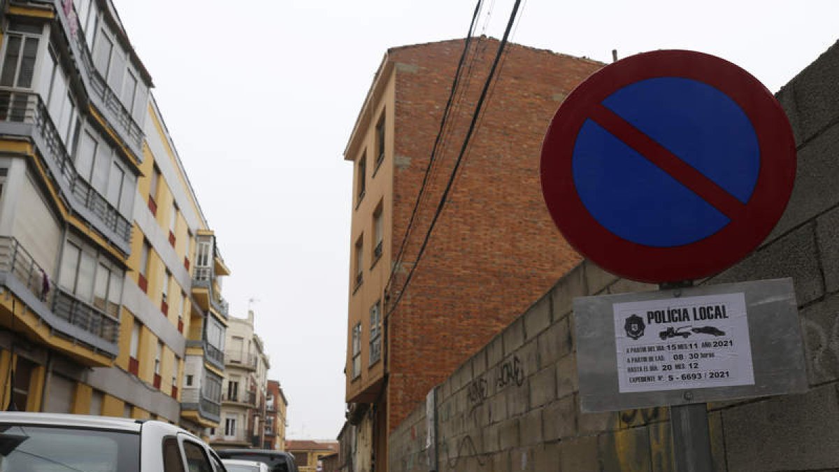 Cartel de prohibido aparcar desde mañana hasta el 20 de diciembre en Fernando I. FERNANDO OTERO