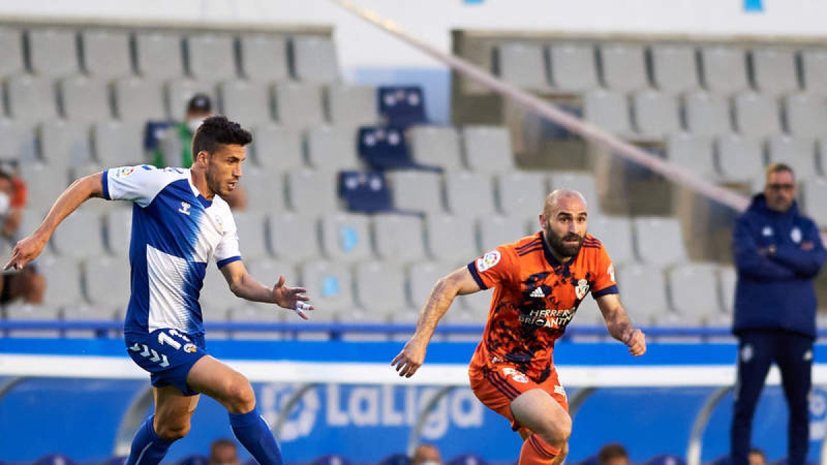 Paris Adot trata de avanzar en el partido del pasado lunes ante el Sabadell. JAIME ROS