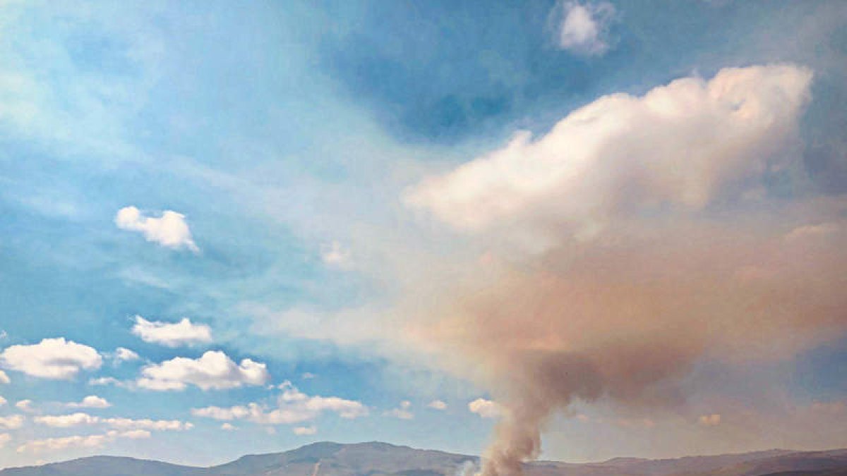 La columna de humo es ya visible desde varios puntos de la provincia. DANIEL PISABARRO