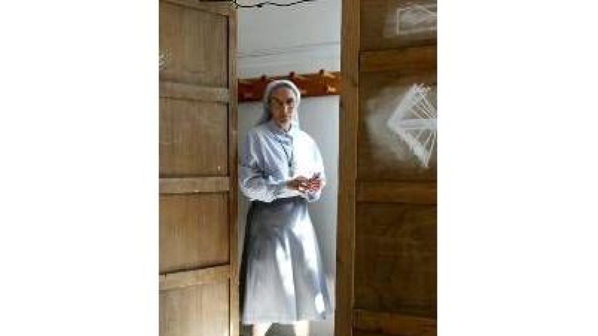 Una monja vota en Roma durante la jornada electoral de ayer