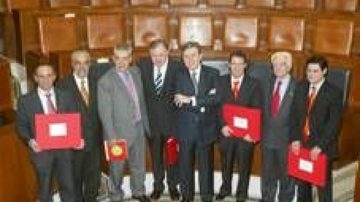 Los galardonados por la Fundación Villalar posan con el presidente de las Cortes, Fernández Santiago