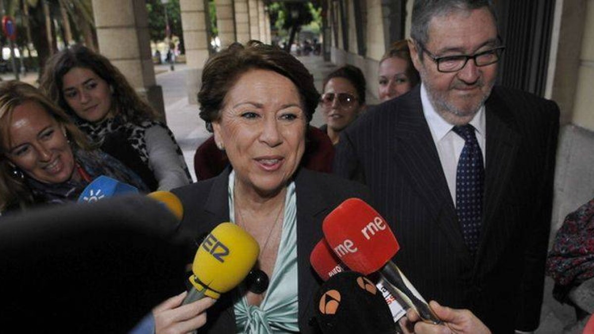 La exministra de Fomento Magdalena Álvarez (c), a su llegada a los Juzgados de Sevilla para comparecer ante la juez que instruye el 'caso  ERE'.