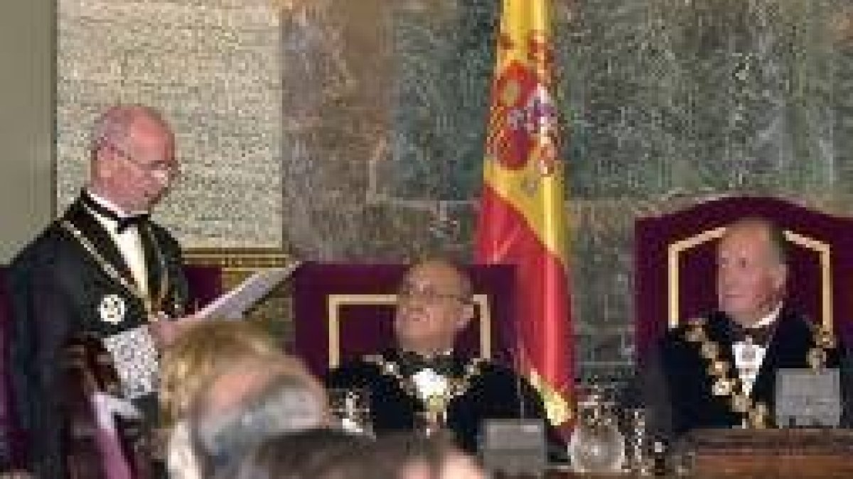 El Rey escucha la intervención de Jesús Cardenal, en presencia del presidente del Tribunal Supremo
