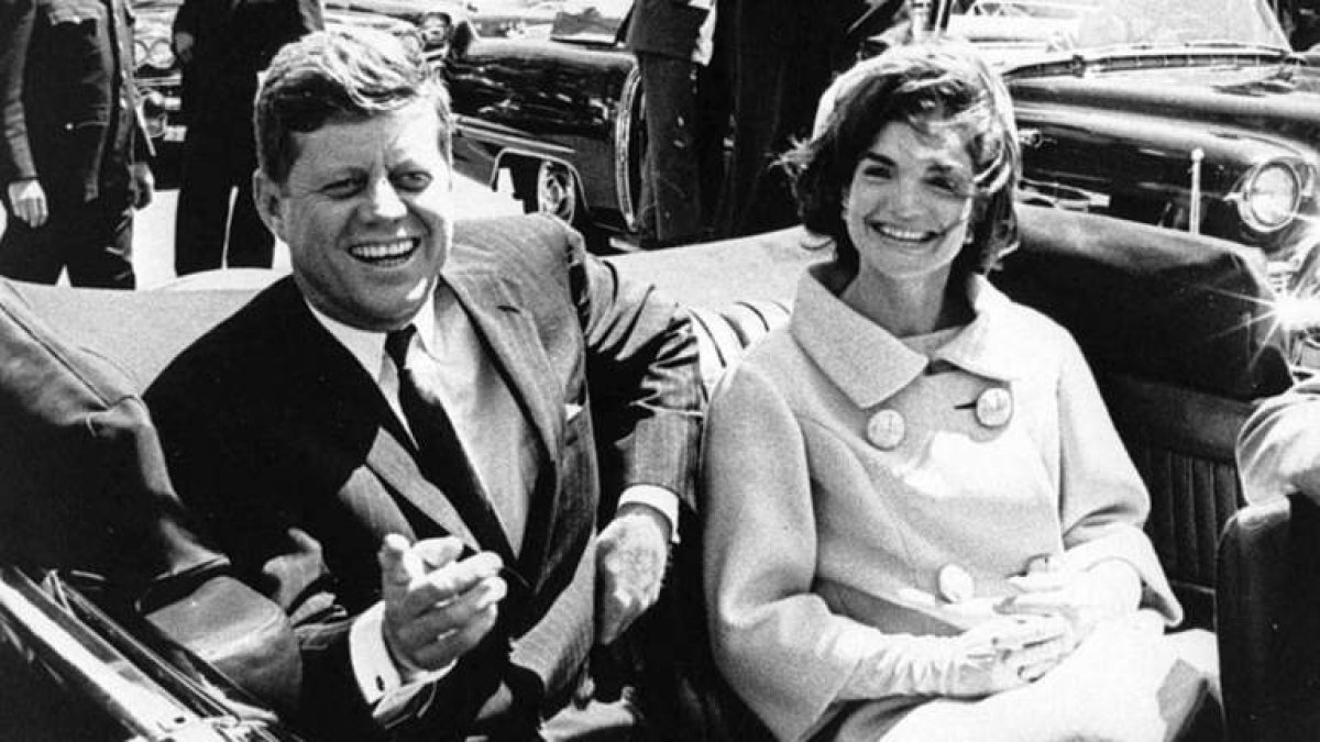 El presidente John Fitzgerald Kennedy y su mujer Jackie, horas antes de ser asesinado en Dallas.