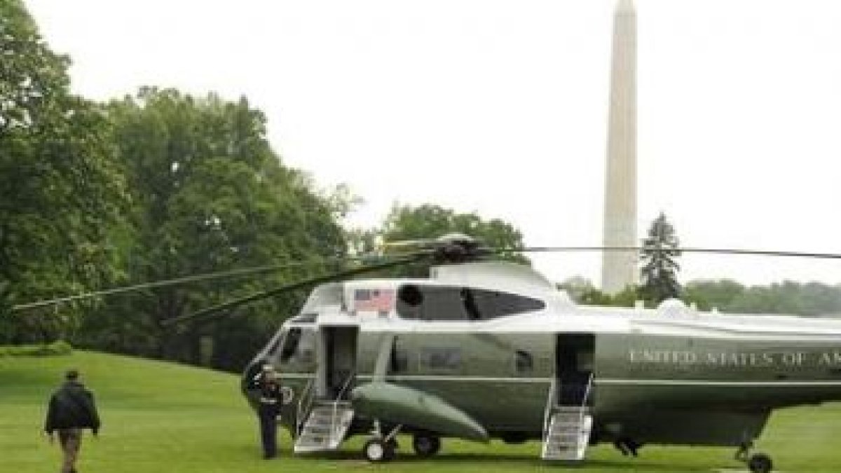 Obama se dirige a su avión privado que le llevó hasta el estado de Luisiana.