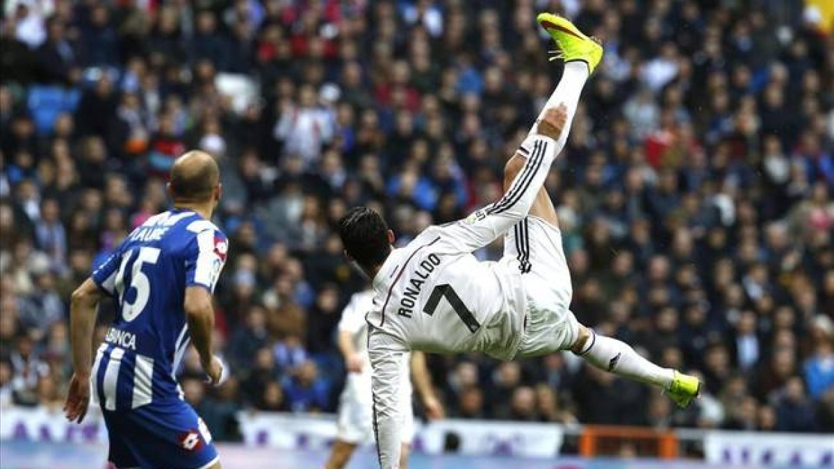 Cristiano intenta un remate acrobático en el partido ante el Depor en el Bernabéu.