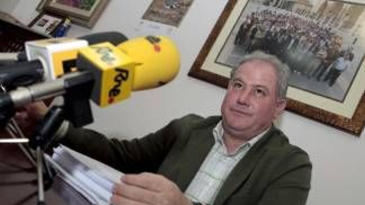 El portavoz socialista en la Diputación, Demetrio Alfonso Canedo, ayer en la rueda de prensa