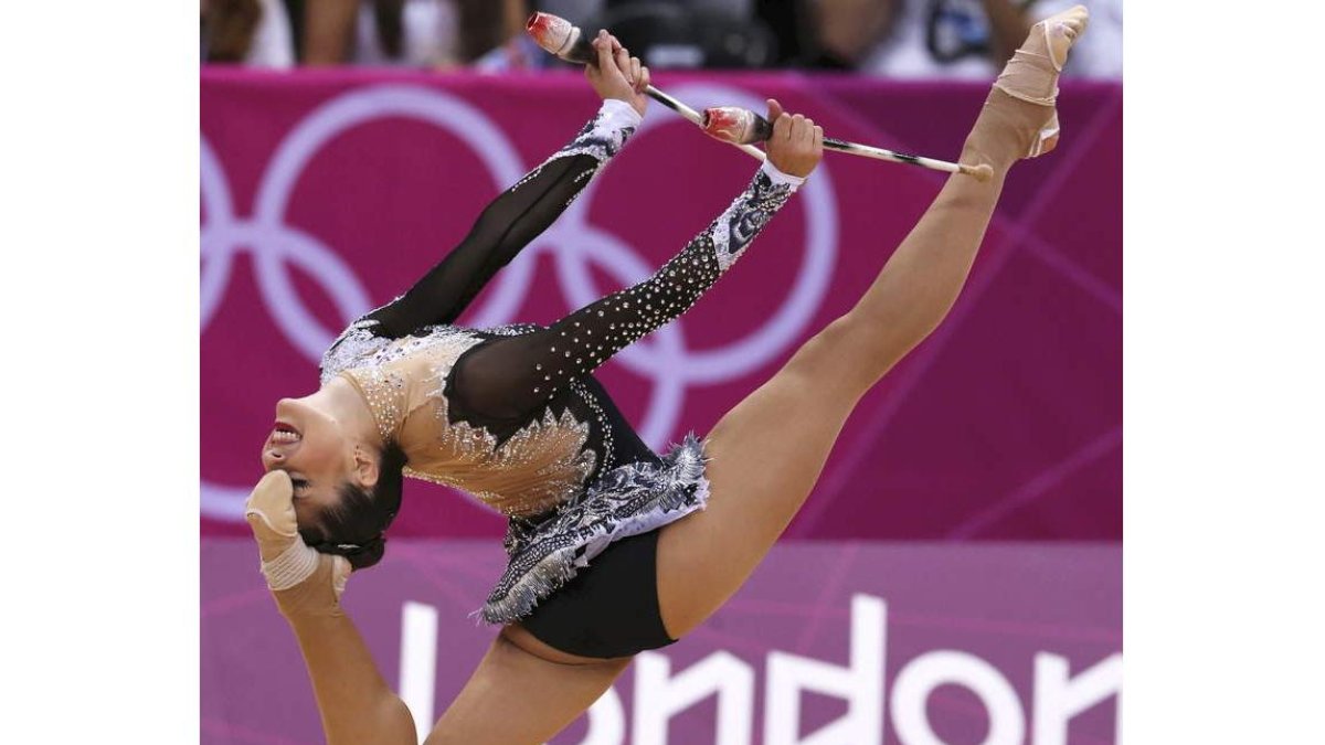 La leonesa Carolina Rodríguez realiza su última rotación con la mazas, en la que consiguió la máxima puntuación.