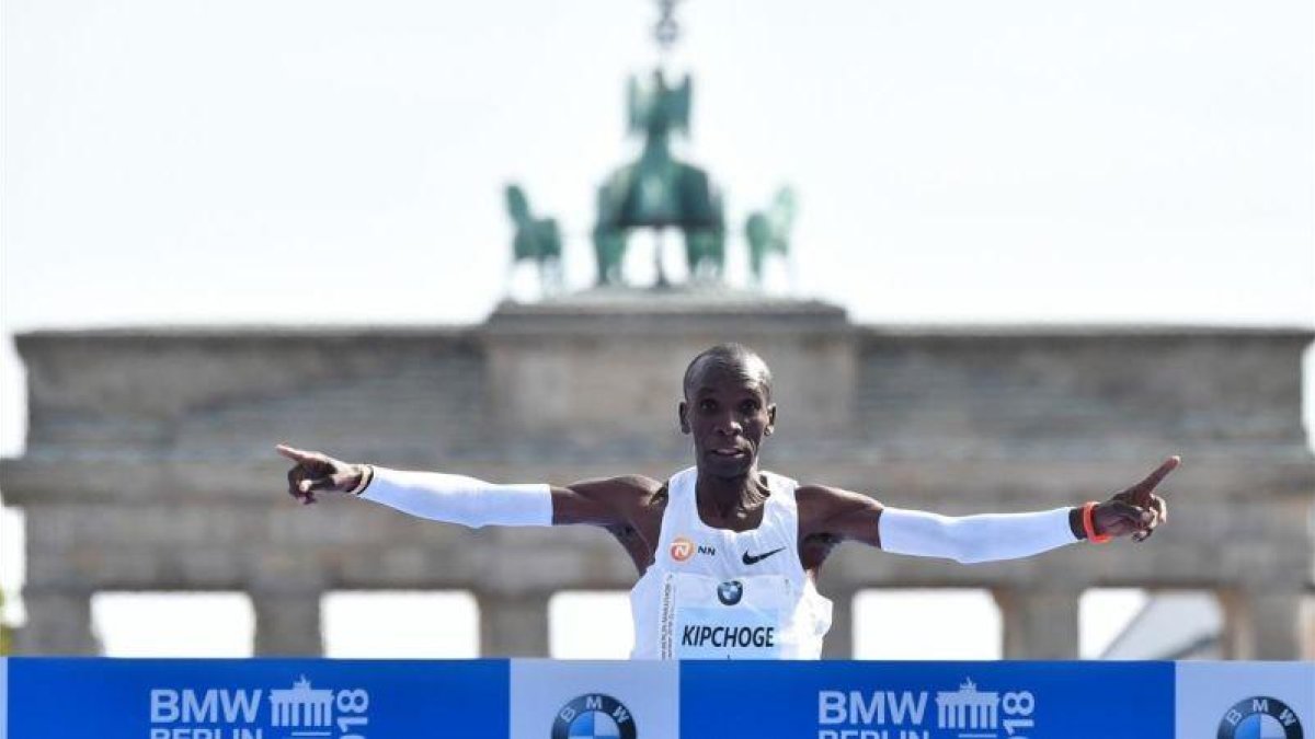Eliud Kipchoge, entrando vencedor con récord mundial en el maratón de Berlín.