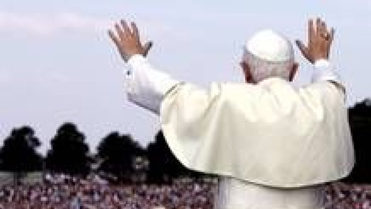 Benedicto XVI saluda a los jóvenes congregados a orillas del Rin, ayer en Colonia