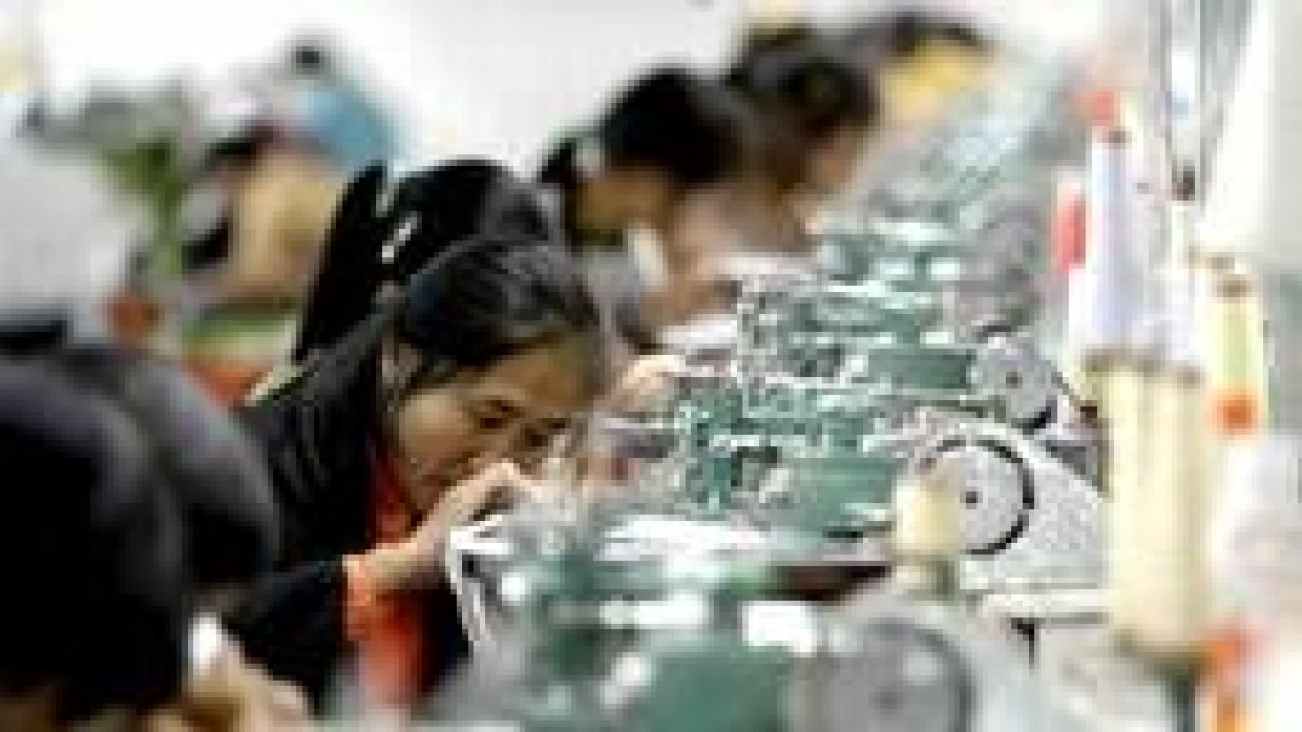 Trabajadoras chinas en una planta de fabricación textil en Zhejiang, al este del país