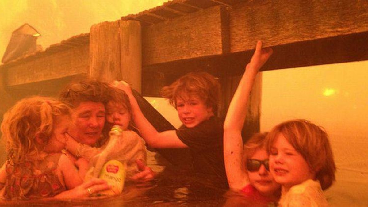 Tammy Holmes (segunda por la izquierda), con sus nietos.