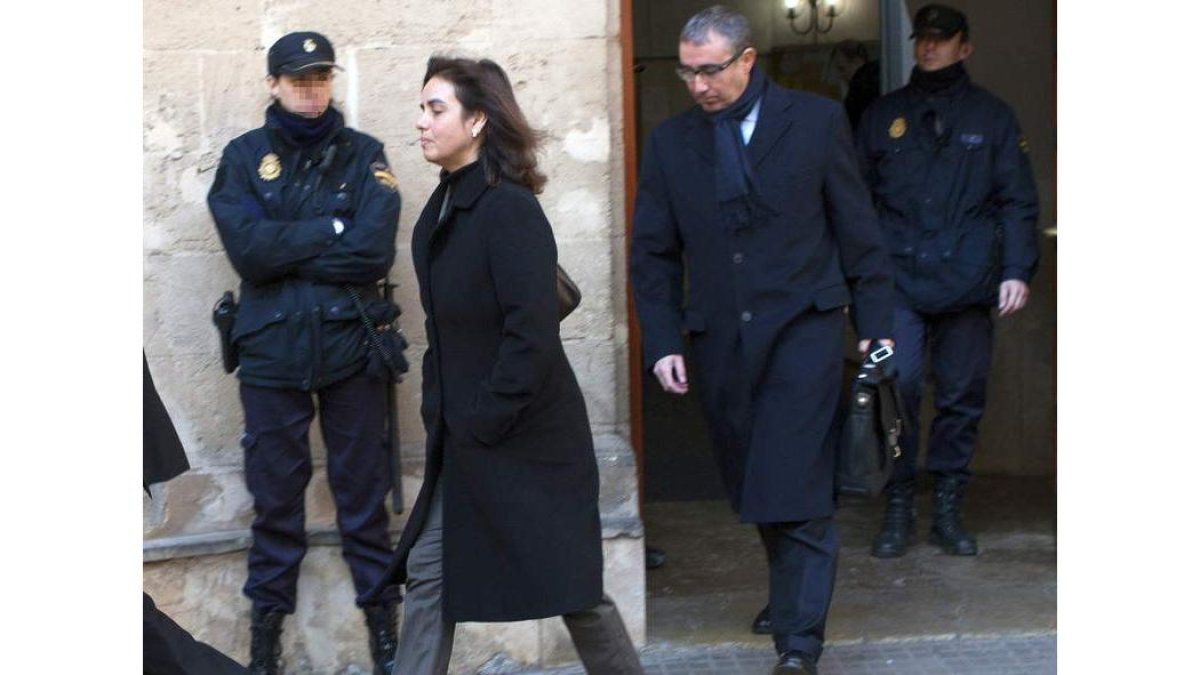 Diego Torres y su esposa salen de los juzgados de Palma.