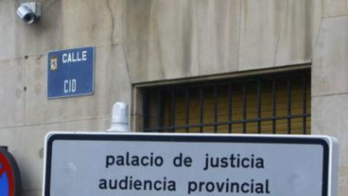 Imagen de archivo de un detalle de la fachada de la Audiencia Provincial de León.