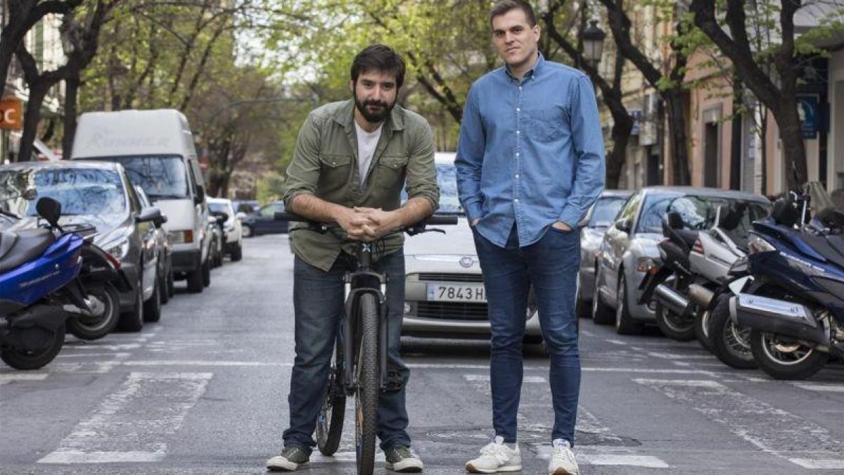 Pau Rodilla y Carlos Vera, director y actor del corto ¡Hola, buenas noches!, en una de las localizaciones.