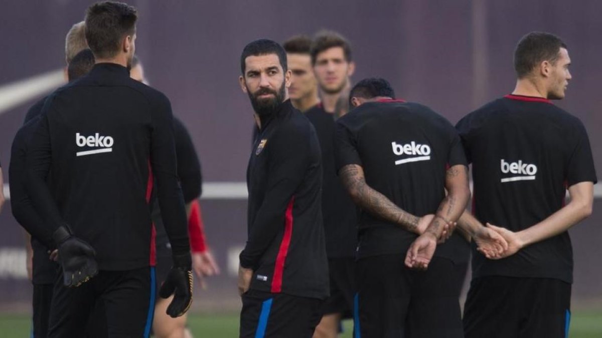 Arda Turan, durante una sesión de entrenamiento en Sant Joan Despí.