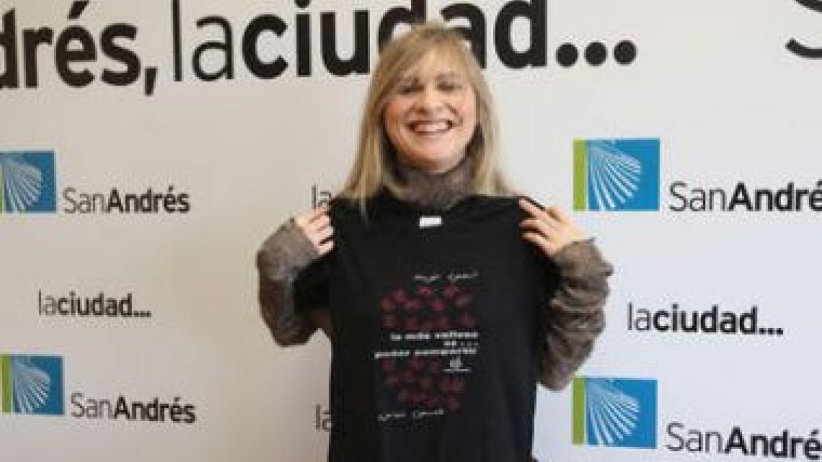 La diseñadora leonesa María Lafuente con la camiseta solidaria con la que recaudarán fondos para el