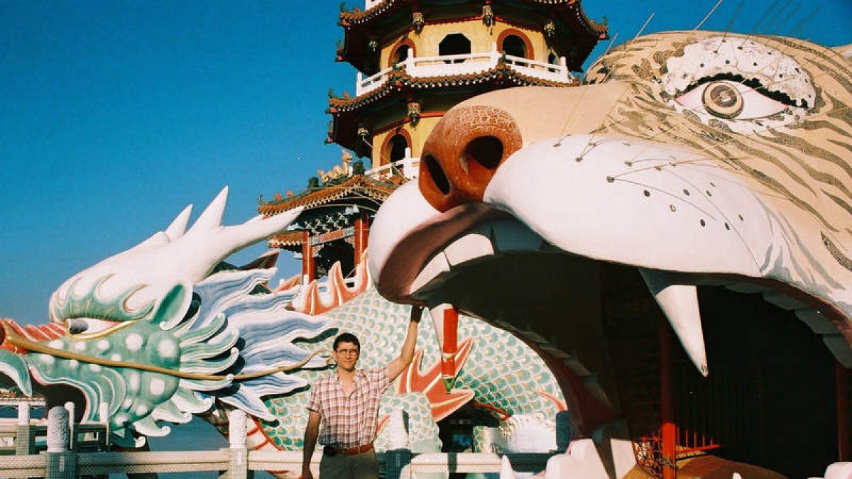 Rubio, junto a las cabezas de tigre y dragón típicas de las pagodas taiwanesas.