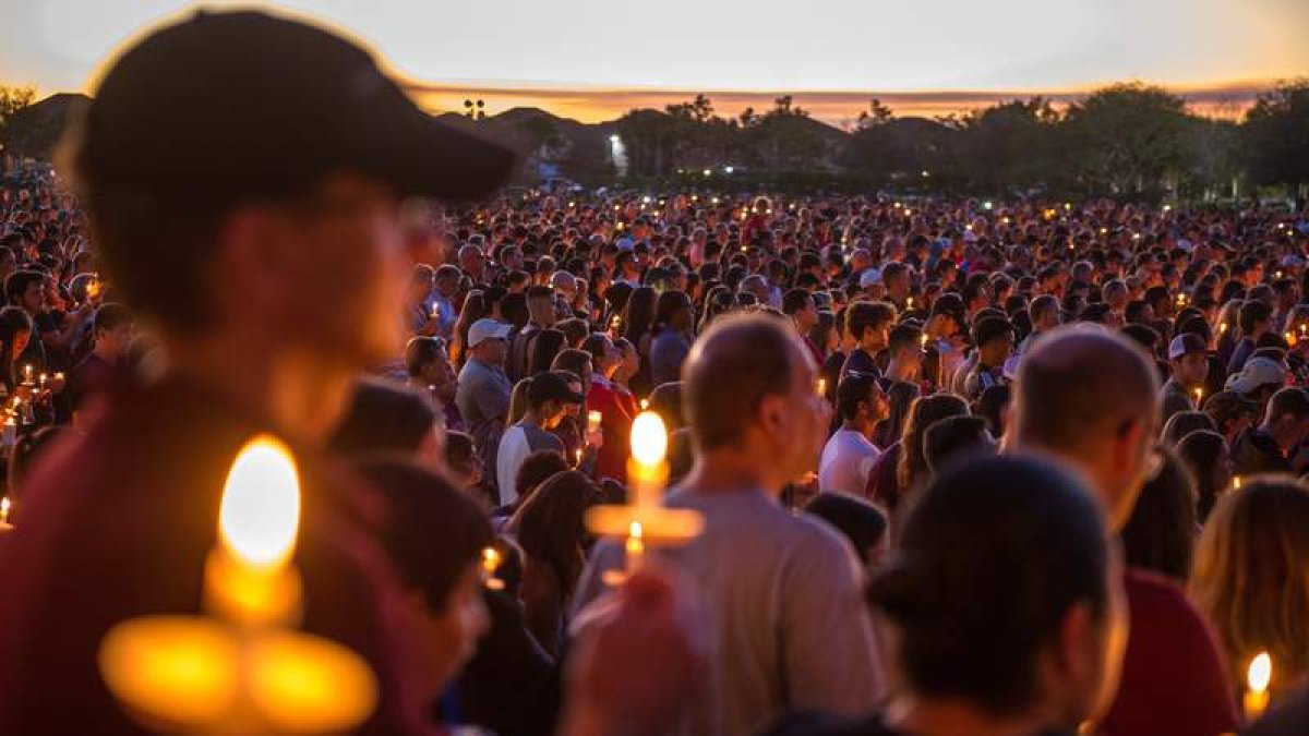 Miles de personas homenajearon ayer a los 17 fallecidos en la masacre de Florida. VIERA