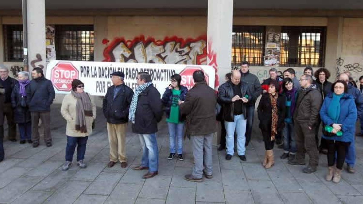 Ciudadanos y miembros de la plataforma Stop Desahucios durante la concentración celebrada ayer en la plaza del Ayuntamiento.