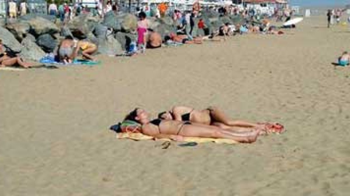 La llegada de turistas extranjeros a España descendió el 2,6 por ciento en 2008.