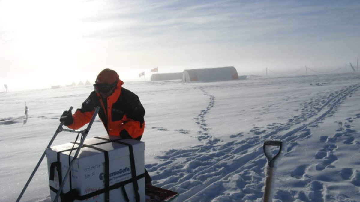Las capas de hielo que se han acumulado en la Antártida y Groenlandia.
