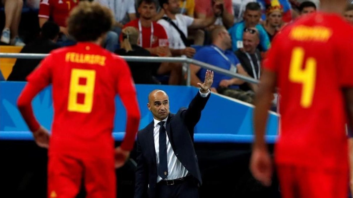 Robert Martínez da instrucciones con Fellaini y Kompany en primer plano